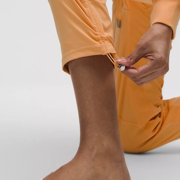 nwt lululemon dance sudio mid-rise Orange rock melon Cropped Pant size 2 - Picture 2 of 13